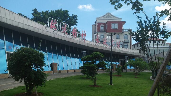 铁道兵厦门战友与南京航空航天大学学生共同参观厦门海堤纪念馆.