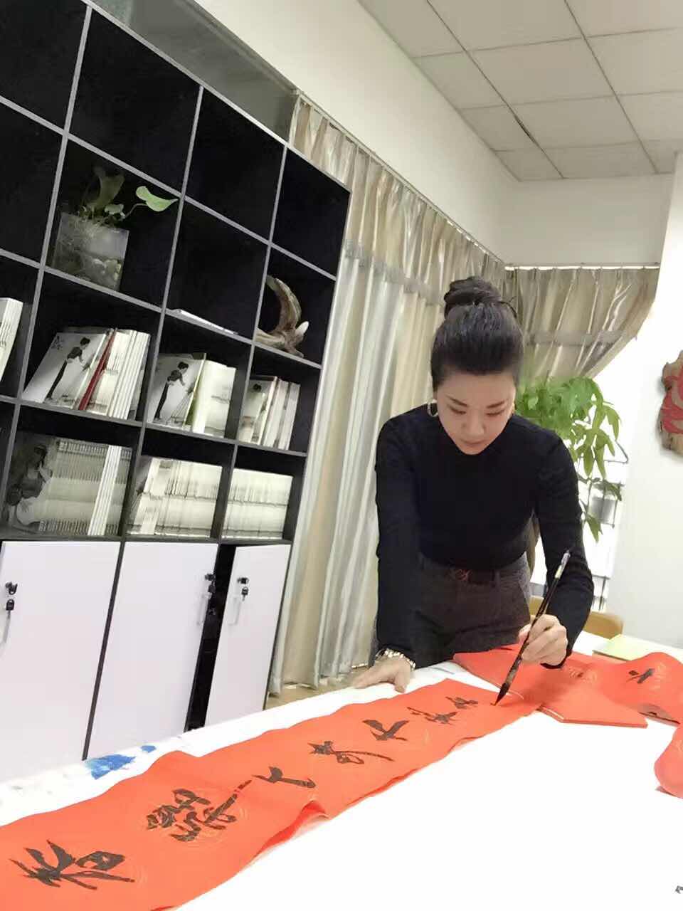 有一种才女叫张立君---诗 书画文 艺五绝