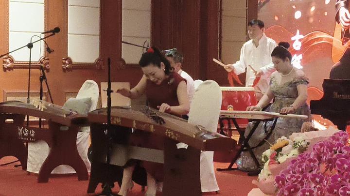 邹伦伦博士古筝音乐全球巡演《故乡之旅·古筝新篇》首站大连演出获得巨大成功!