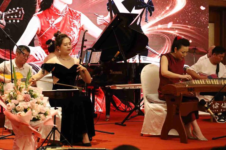 邹伦伦博士古筝音乐全球巡演《故乡之旅·古筝新篇》首站大连演出获得巨大成功!