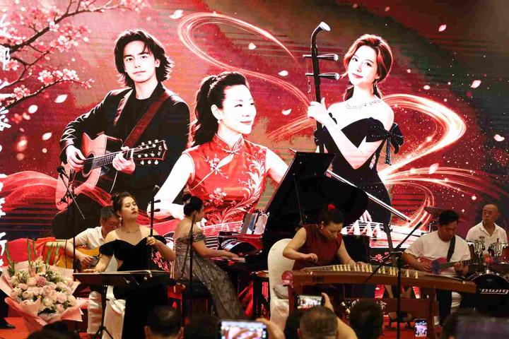 邹伦伦博士古筝音乐全球巡演《故乡之旅·古筝新篇》首站大连演出获得巨大成功!