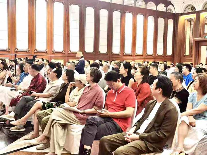 「故鄉之旅」古箏新篇音樂會大連圓滿舉行——鄒倫倫全球巡演首站大放異彩以古箏為橋奏響故鄉深情與時代新聲