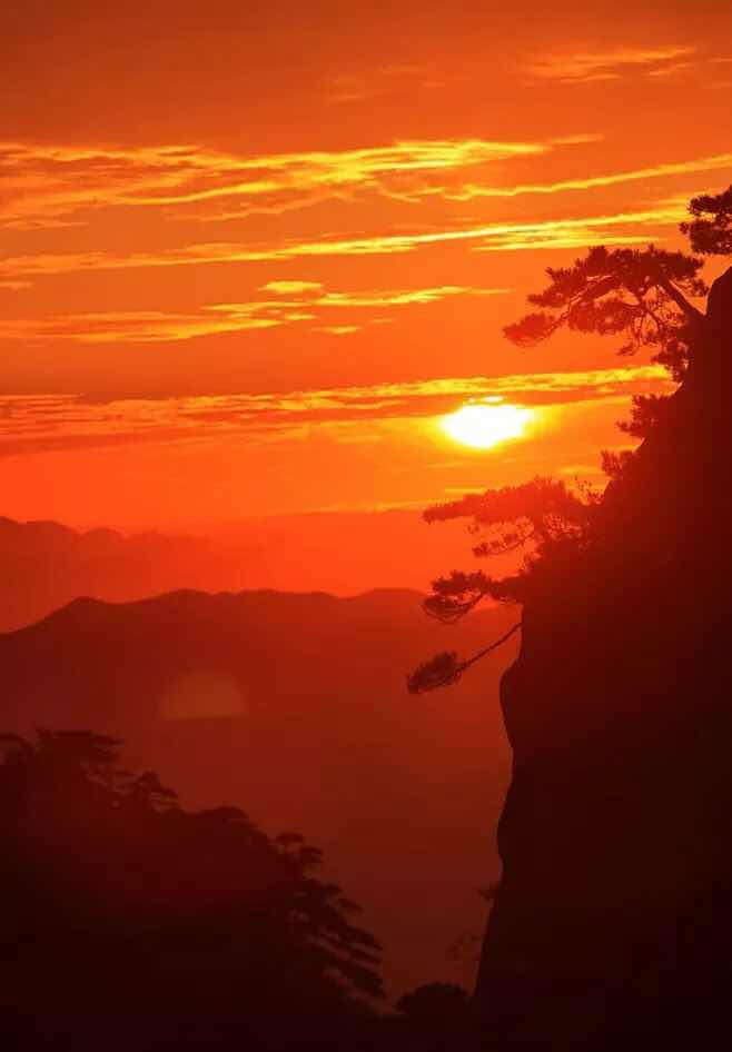 日出的瞬间,能让人兴奋,随之红日东升,冲破云霄,大地开始升腾,那是