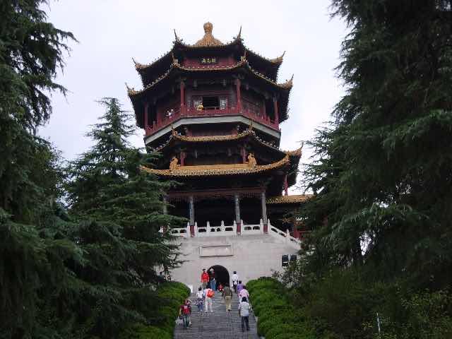 風景名勝古蹟有雨花閣,甘露井,甘露井亭,二忠祠,乾隆御碑亭,李傑墓,明